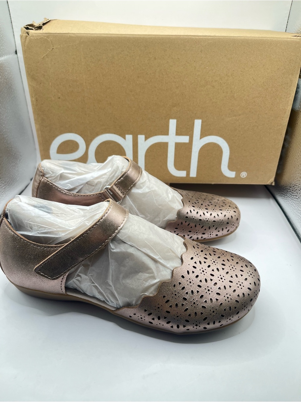 Earth New Women's 6.5 Leather Perforated Mary Jane Flats